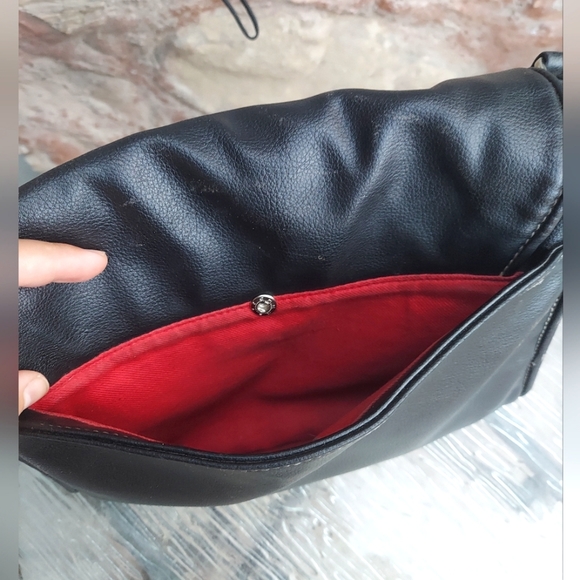 🚫SOLD🚫 Liz Claiborne Black Crossbody with TONS of Pockets! - Picture 6 of 10